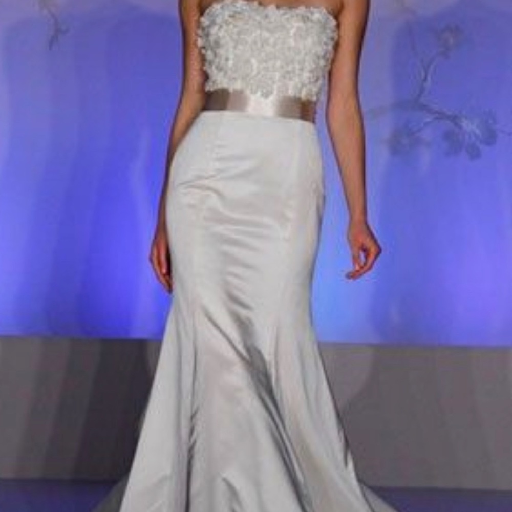 Alvina Valenta Style 9060 crème|ivory wedding dress with sash!